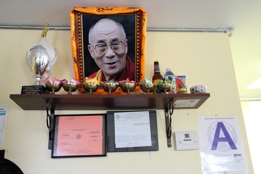 At Phayul, you can enjoy <em>momos</em> (dumplings) under the gaze of the Dalai Lama’s portrait, and sip traditional butter tea (an acquired taste for many). 